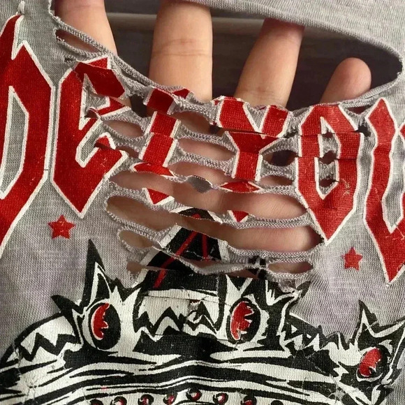 🆕Graphic Crop-top Rock & Roll Rebel Youth M🆕 - Picture 4 of 8